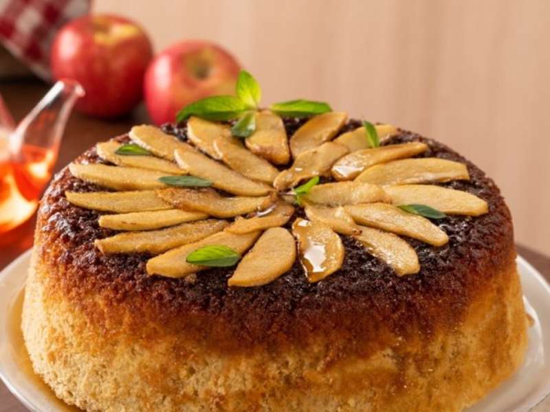 Pastel Volteado de Manzana al Sartén Recipe - Whisk
