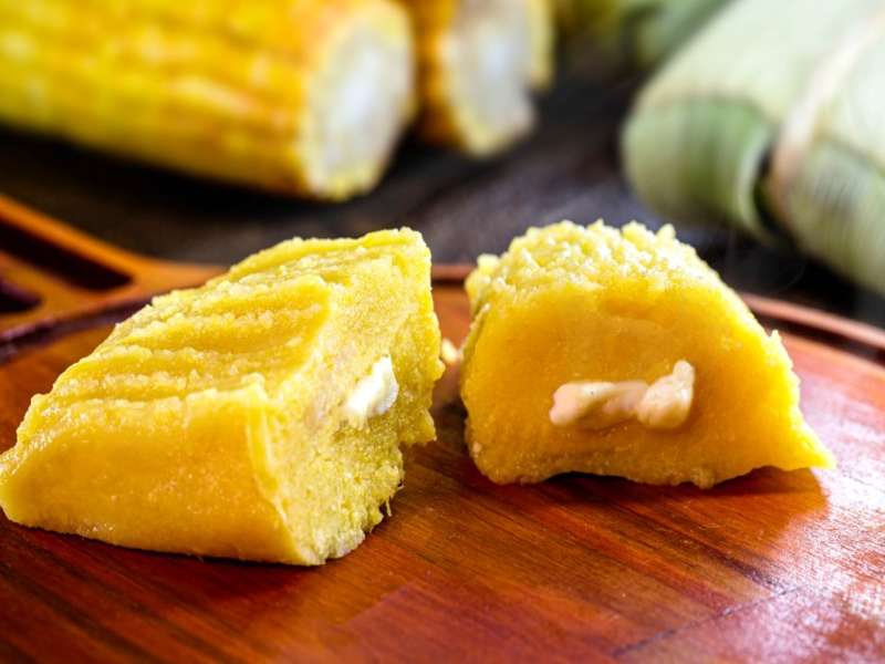 Cómo hacer tamales de elote dulces rellenos de queso crema Recipe - Whisk