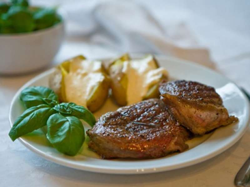 Gegrilltes Steak mit Folienkartoffel Recipe - Whisk