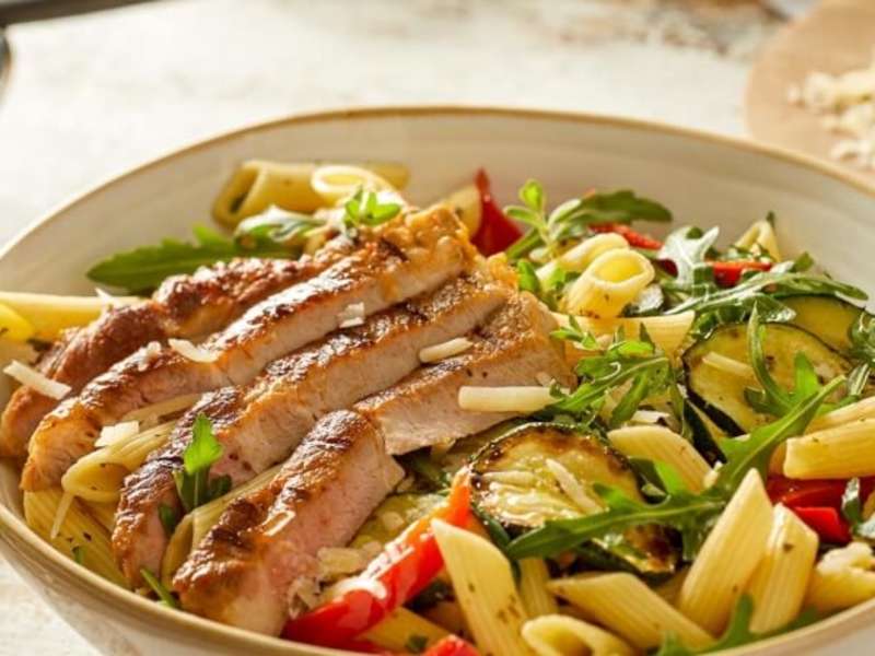 Nackensteaks mit mediterranem Nudelsalat und Rucola Recipe - Whisk