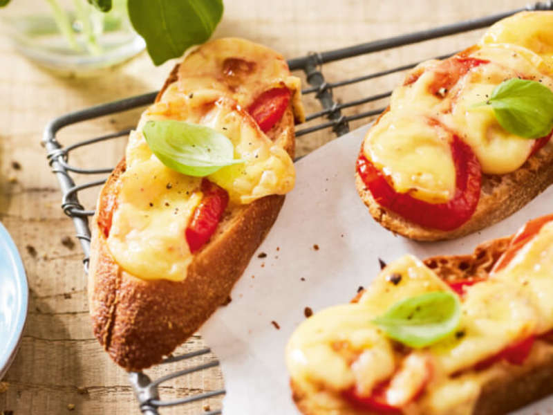 Überbackenes Brot mit Käse, Tomaten und Basilikum Recipe - Whisk